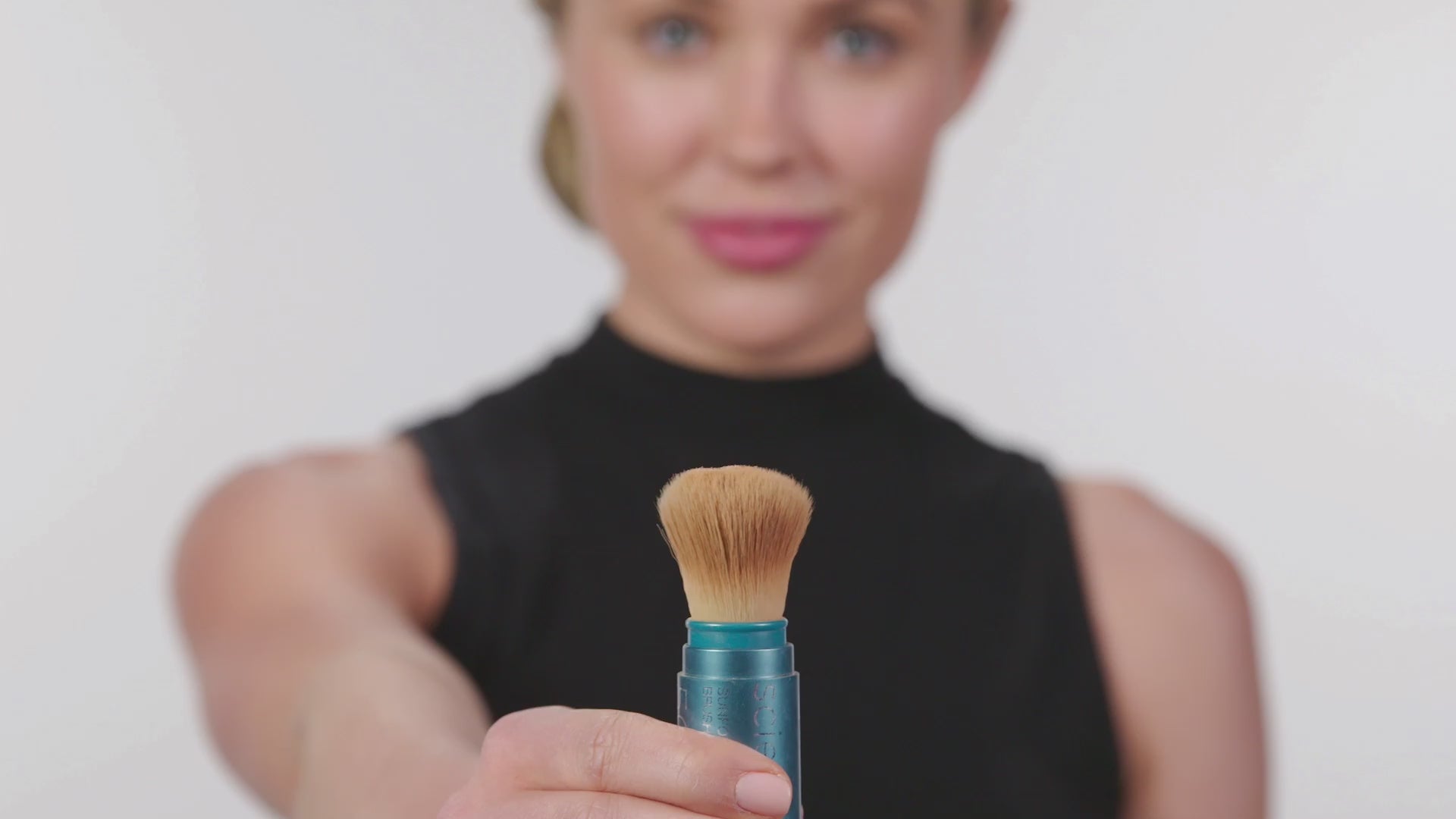 Load video: colorescience® Total Protection Brush-On Shield Glow SPF 50 Sunscreen Brush