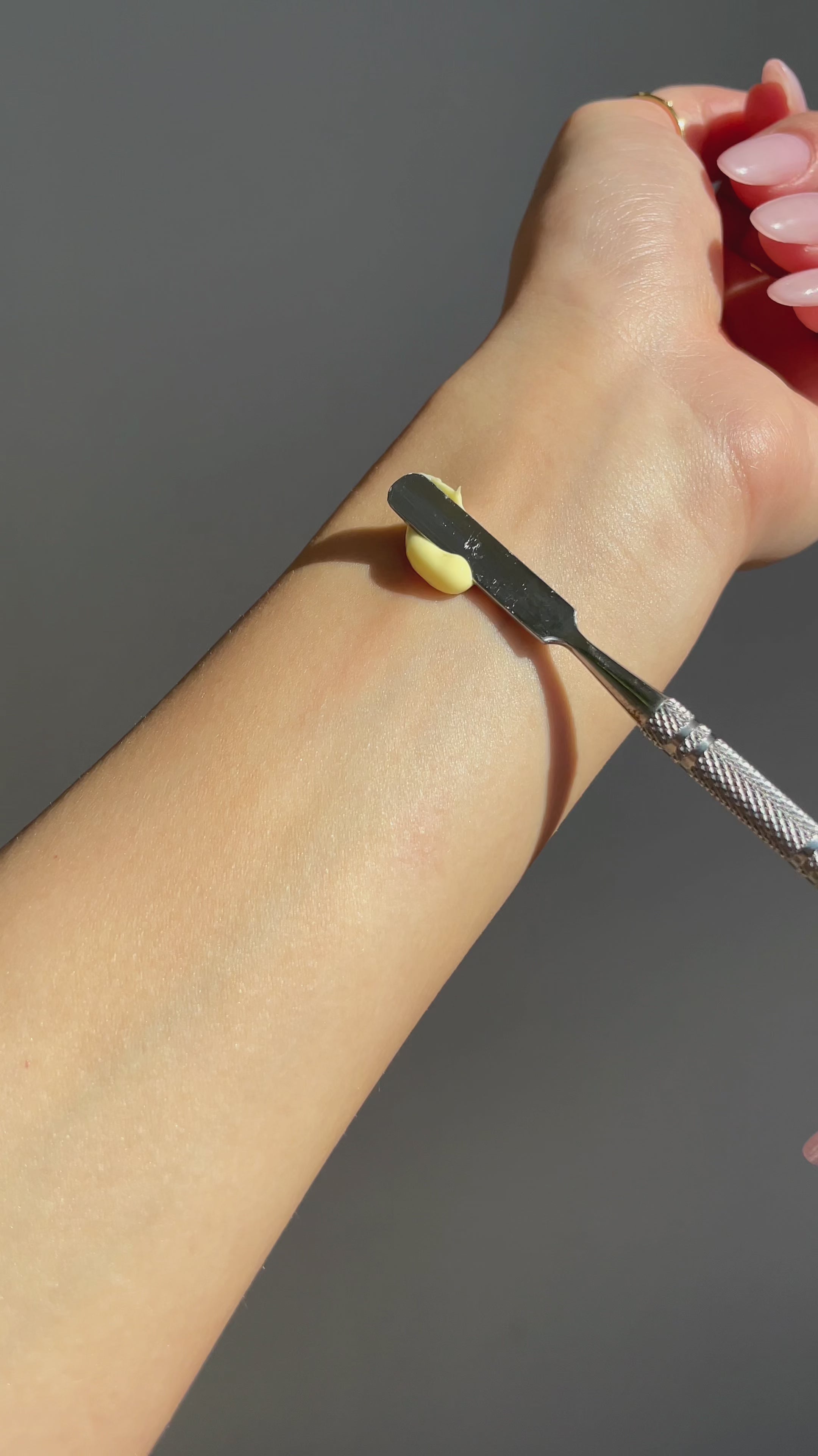 Cargar vídeo: Total Eye® 3 en 1 Terapia de Renovación FPS 35: Corrector, protector solar y tratamiento para el contorno de ojos