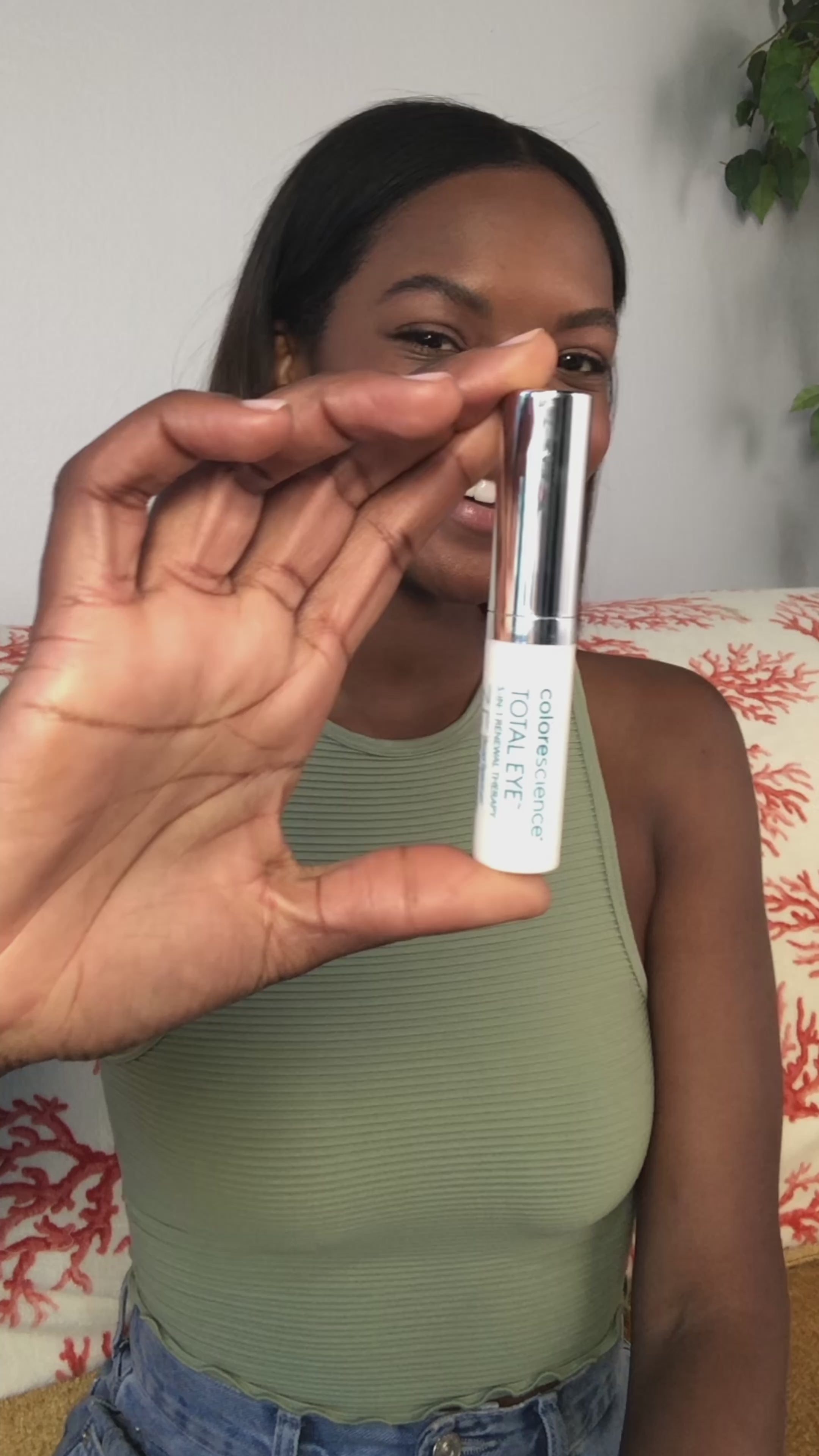 Cargar vídeo: Total Eye® 3 en 1 Terapia de Renovación FPS 35: Corrector, protector solar y tratamiento para el contorno de ojos