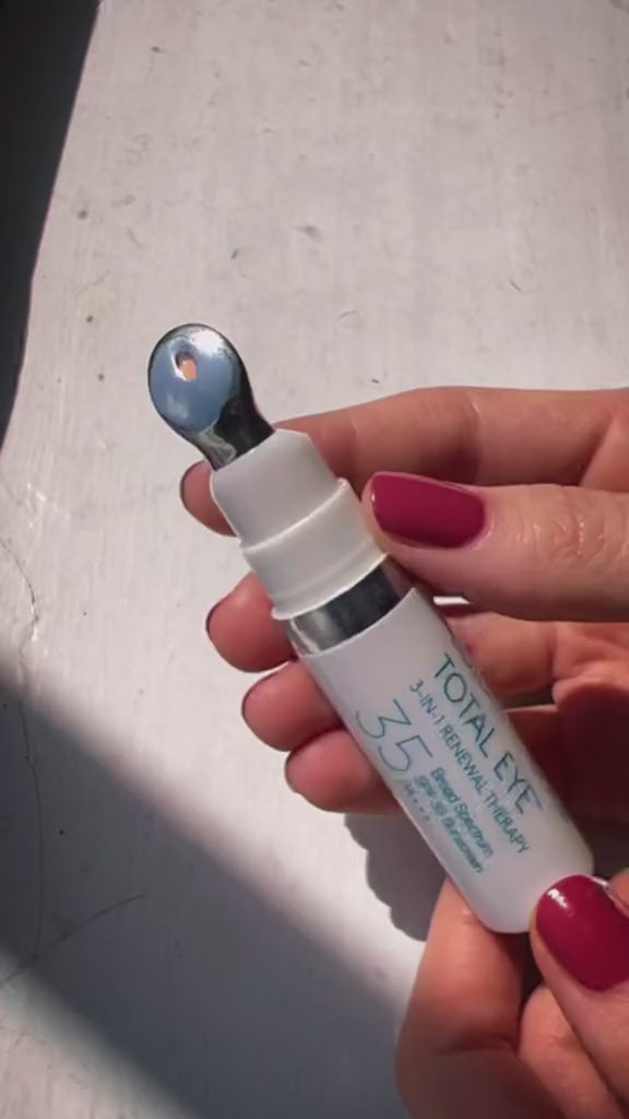 Cargar vídeo: Total Eye® 3 en 1 Terapia de Renovación FPS 35: Corrector, protector solar y tratamiento para el contorno de ojos